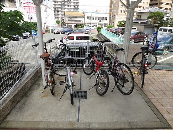 物件外観写真2　(駐輪場)