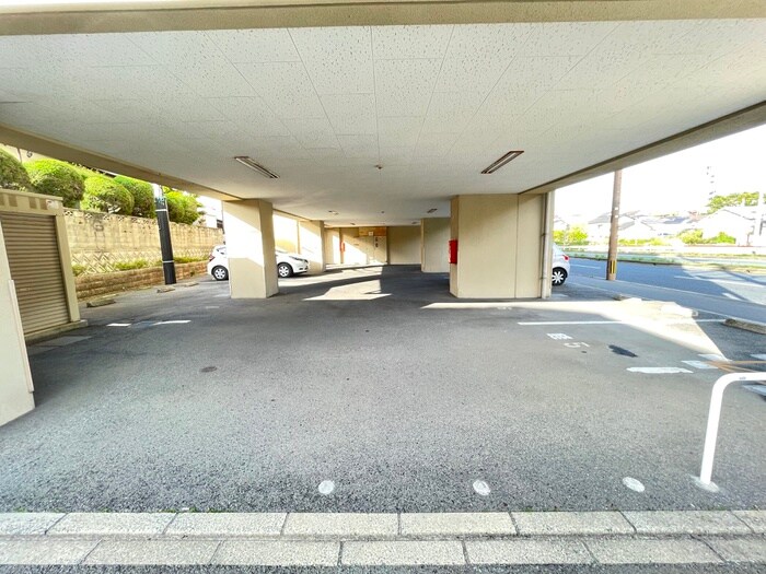 物件外観写真3　(駐車場)