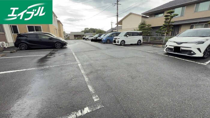 物件外観写真2　(駐車場)