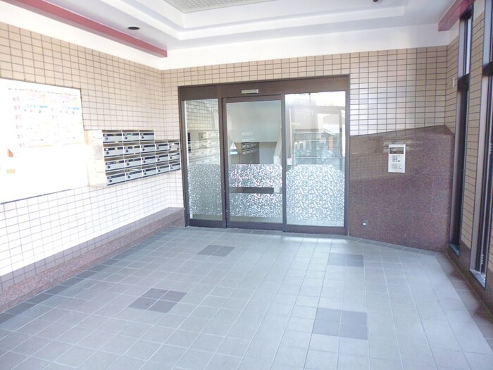 物件外観写真2　(エントランス部分)