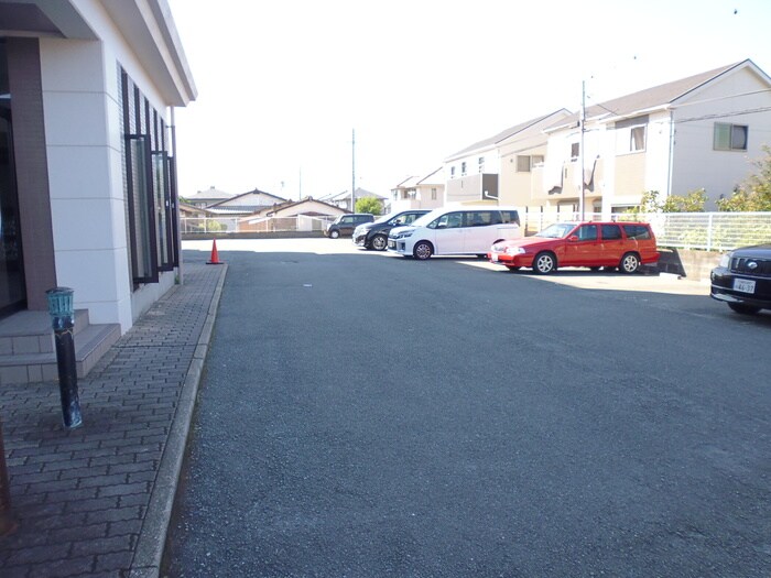 物件外観写真3　(駐車場)
