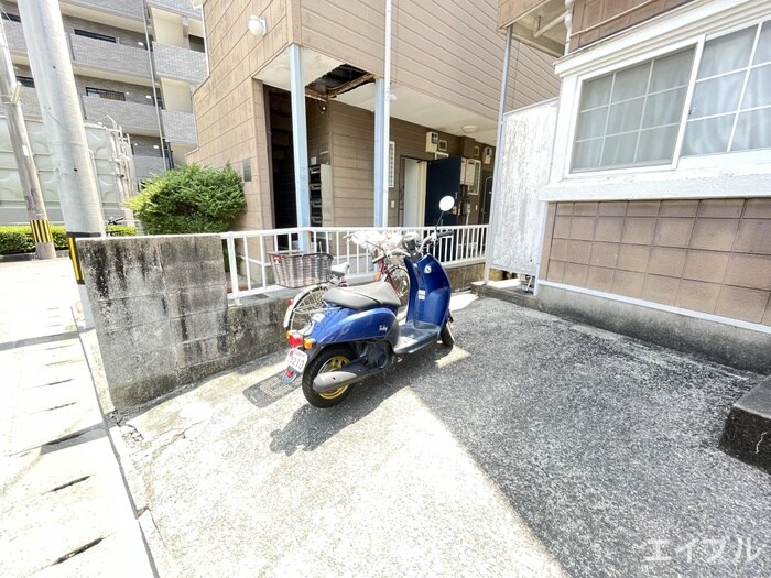物件外観写真4　(駐輪場)
