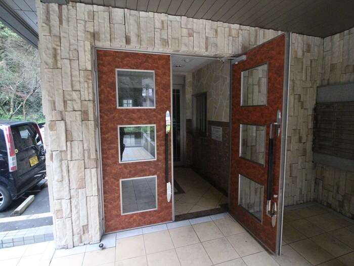 物件外観写真3　(エントランス部分)