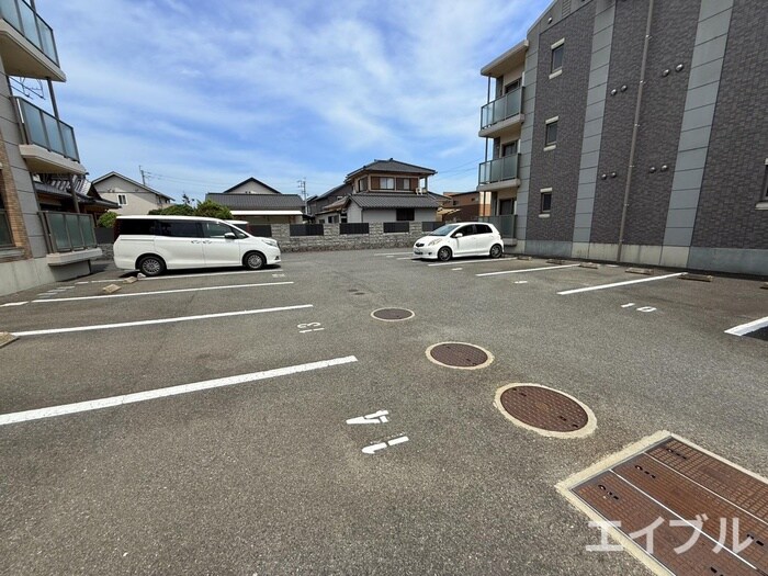 物件外観写真3　(駐車場)