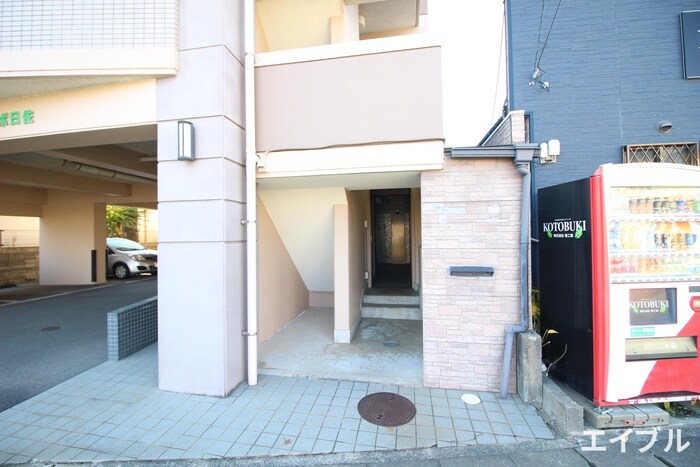 物件外観写真2　(エントランス部分)