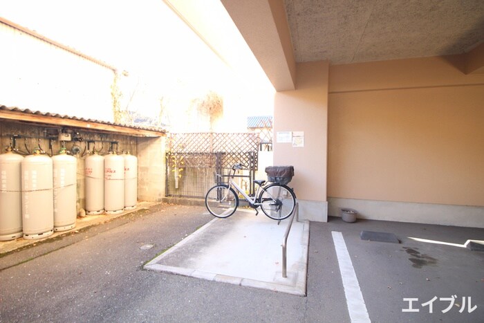 物件外観写真4　(駐輪場)
