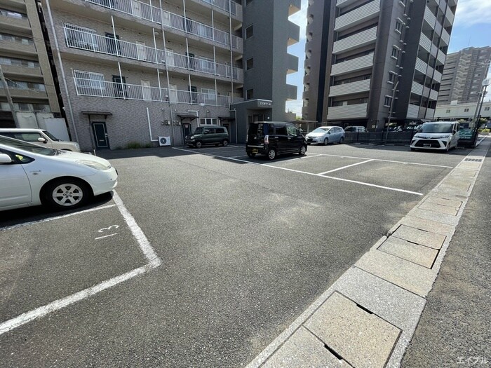 物件外観写真4　(駐車場)