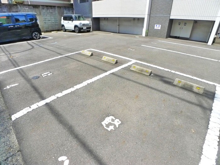 物件外観写真3　(駐車場)