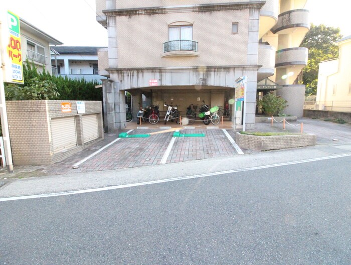 物件外観写真5　(駐車場)