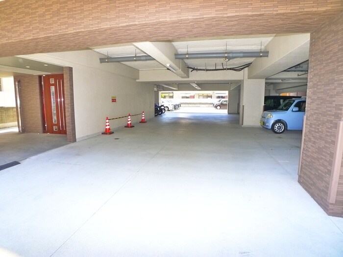 物件外観写真3　(駐車場)