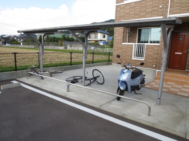 物件外観写真3　(駐輪場)