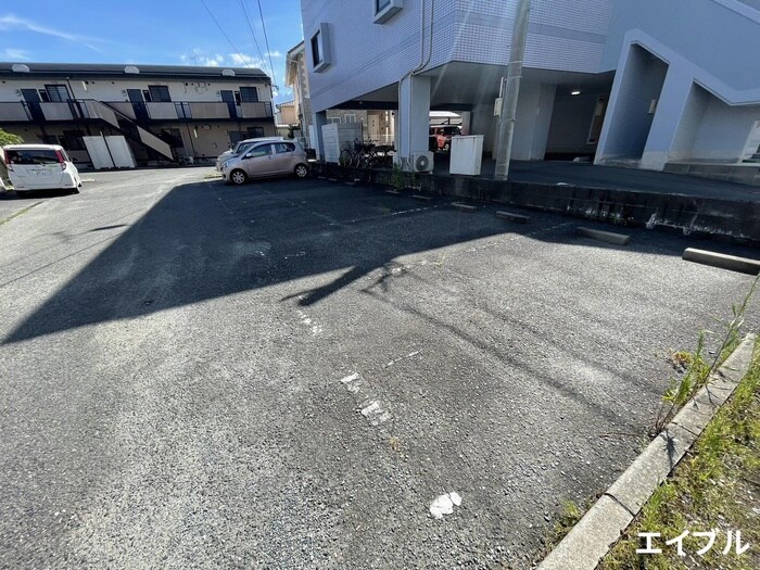 物件外観写真3　(駐車場)