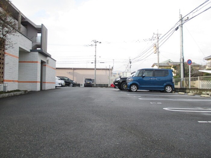 物件外観写真3　(駐車場)