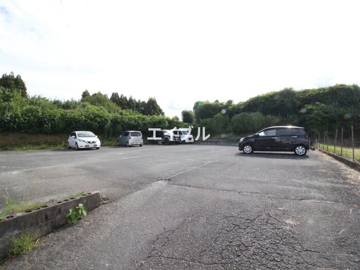 物件外観写真3　(駐車場)