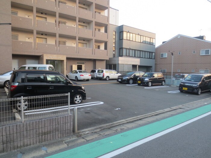 物件外観写真4　(駐車場)