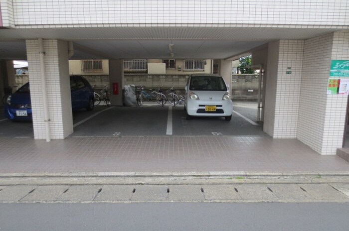 物件外観写真5　(駐車場)