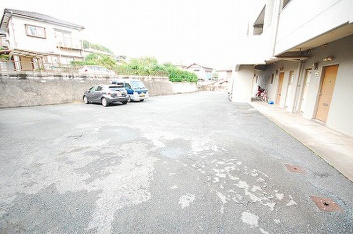 物件外観写真2　(駐車場)