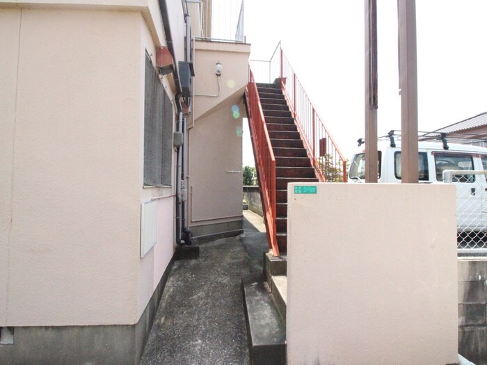 物件外観写真2　(エントランス部分)