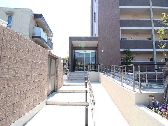 物件外観写真5　(エントランス部分)