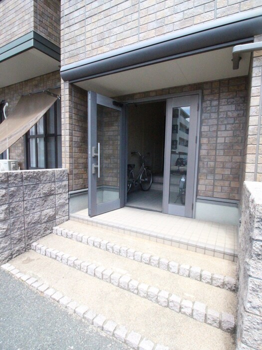 物件外観写真3　(エントランス部分)