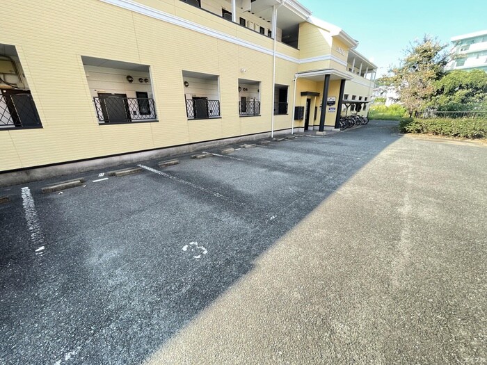 物件外観写真4　(駐車場)