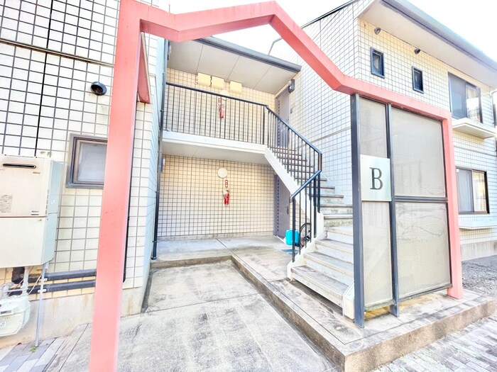 物件外観写真1　(エントランス部分)