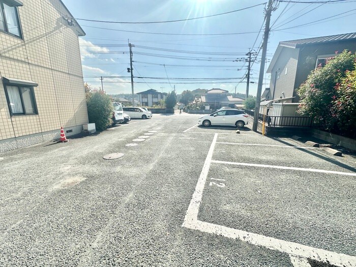 物件外観写真4　(駐車場)
