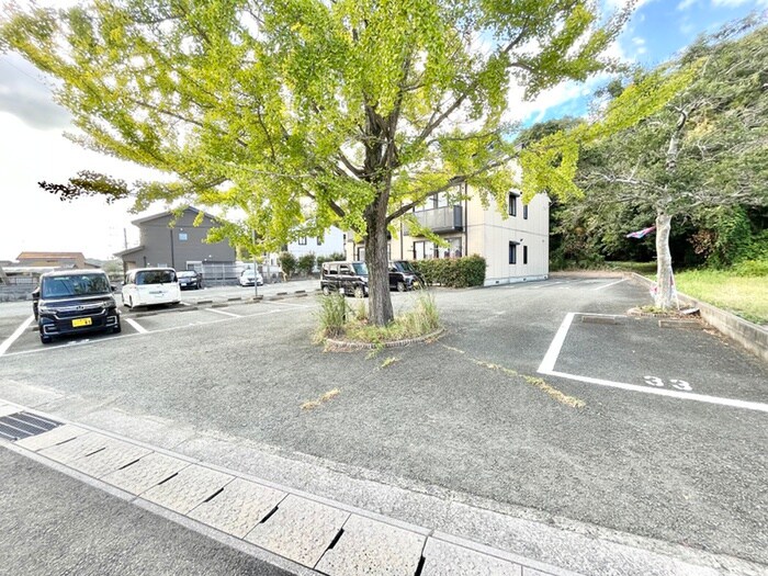 物件外観写真4　(駐車場)