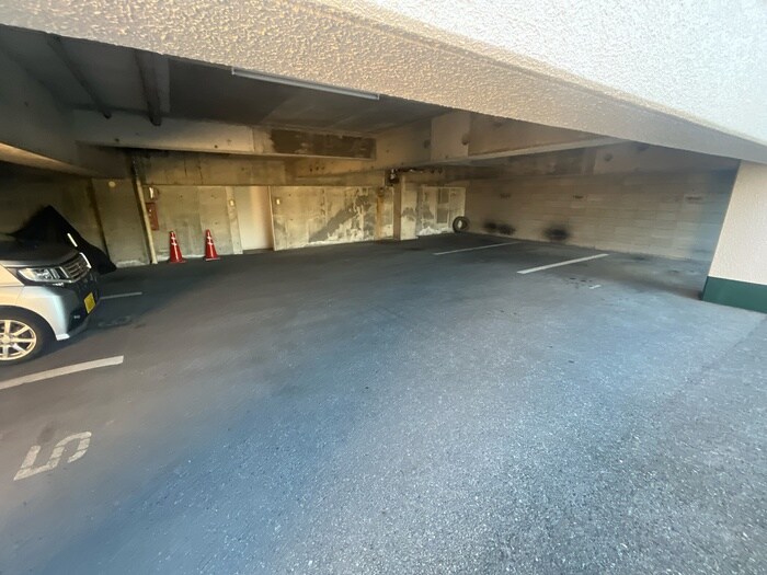 物件外観写真3　(駐車場)