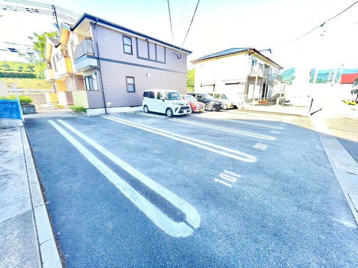 物件外観写真2　(駐車場)