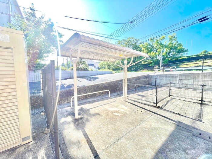 物件外観写真4　(駐輪場)