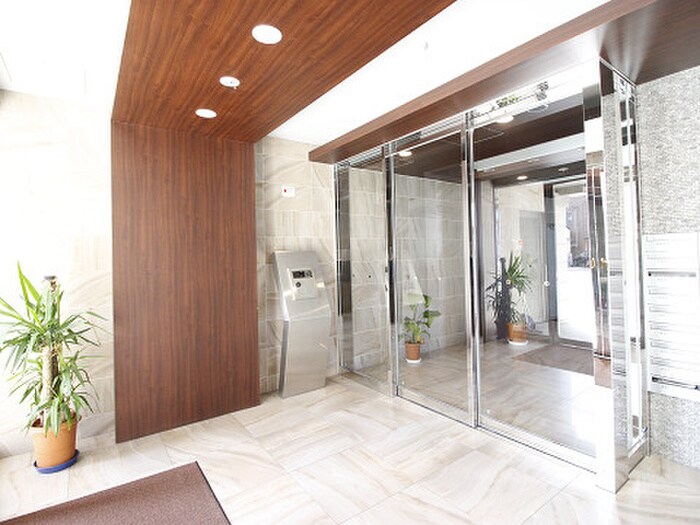 物件外観写真2　(エントランス部分)