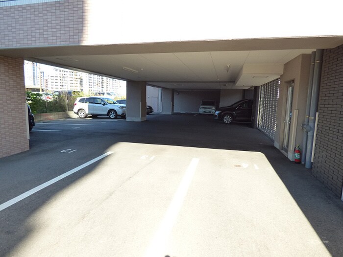 物件外観写真3　(駐車場)