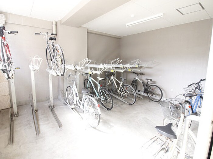 物件外観写真4　(駐輪場)