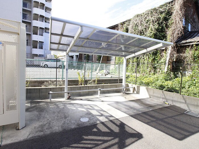 物件外観写真5　(バイク置き場)