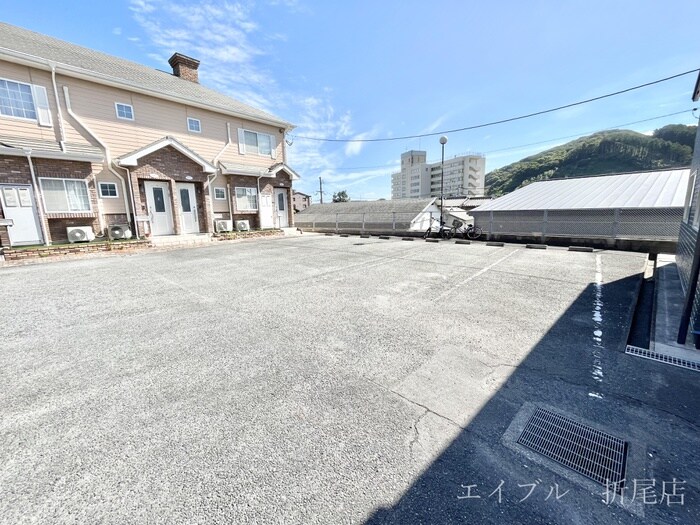 物件外観写真2　(駐車場)