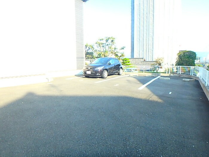 物件外観写真2　(駐車場)
