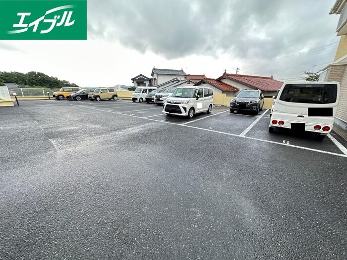 物件外観写真2　(駐車場)