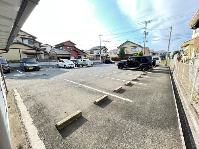 物件外観写真3　(駐車場)