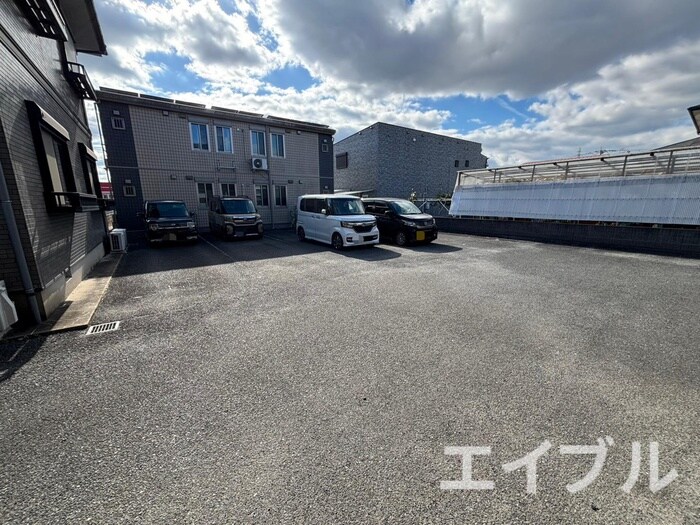 物件外観写真2　(駐車場)