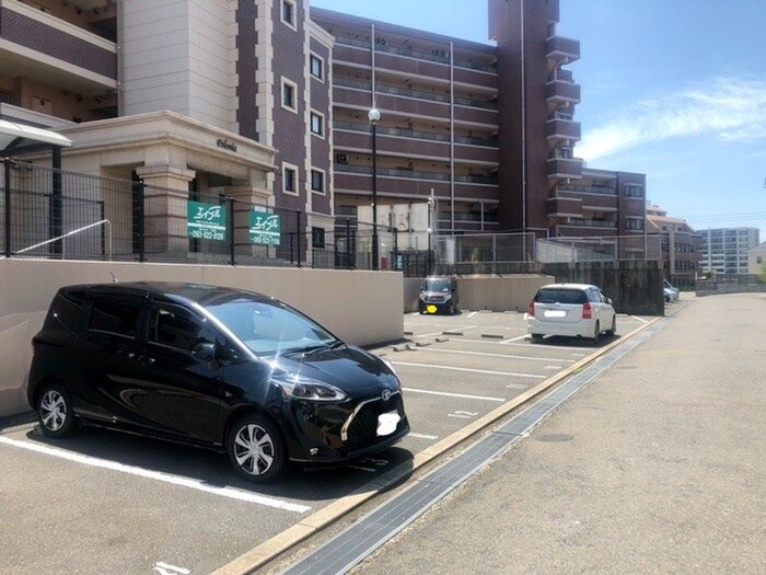 物件外観写真3　(駐車場)