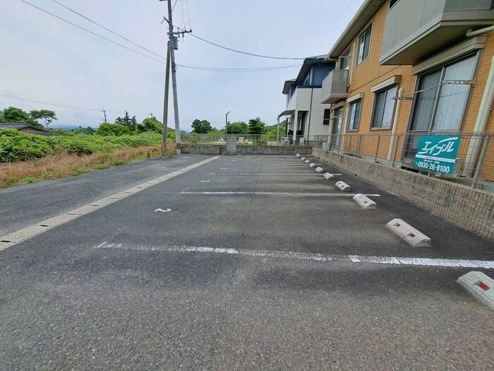 物件外観写真2　(駐車場)