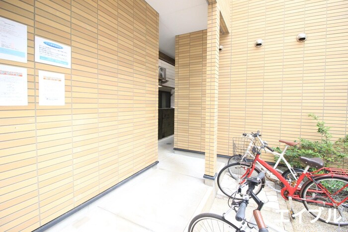 物件外観写真3　(エントランス部分)