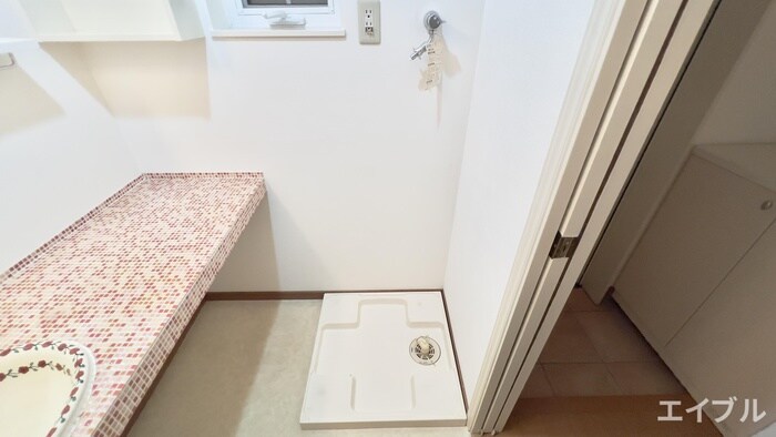 物件内観写真16　(洗濯機置場)