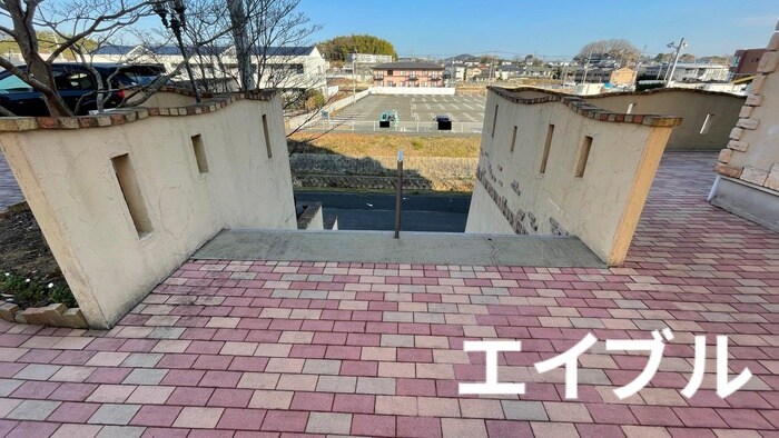 物件外観写真6　(エントランス部分)