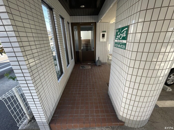 物件外観写真3　(エントランス部分)