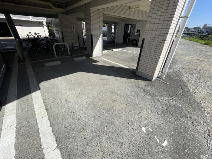 物件外観写真4　(駐車場)