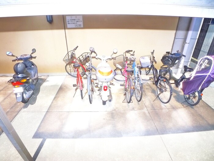 物件外観写真4　(駐輪場)