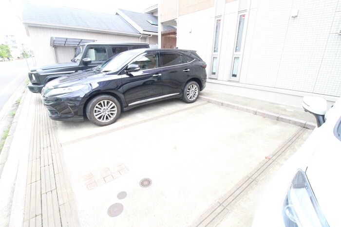 物件外観写真4　(駐車場)