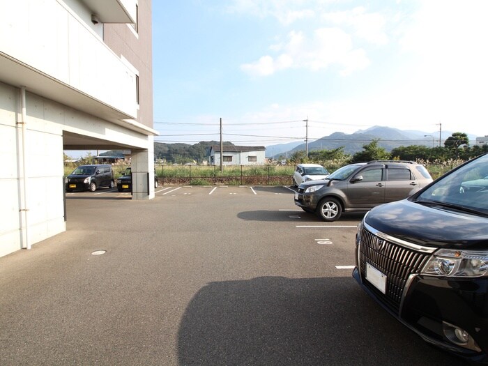 物件外観写真6　(駐車場)